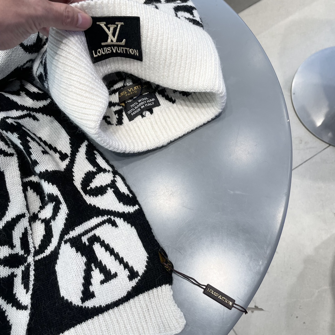 LV三件套🎁【羊毛三件套套装】帽子➕围巾➕手套！经典套装帽子！配12公分狐狸毛球👏暖暖哒超级舒服～冬日小