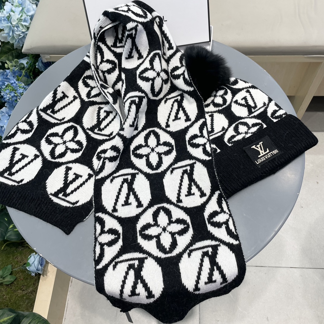 LV三件套🎁【羊毛三件套套装】帽子➕围巾➕手套！经典套装帽子！配12公分狐狸毛球👏暖暖哒超级舒服～冬日小