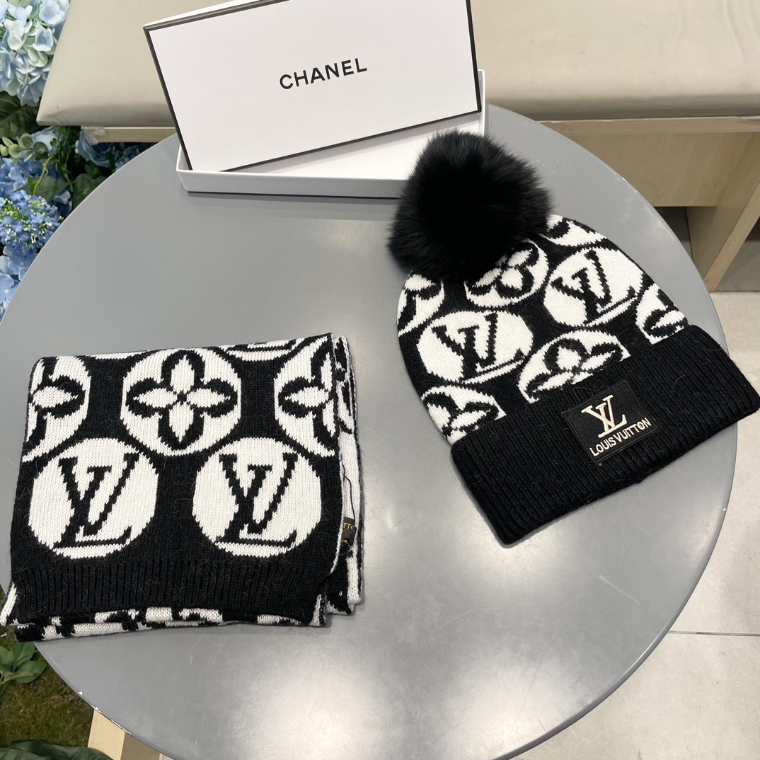 LV三件套🎁【羊毛三件套套装】帽子➕围巾➕手套！经典套装帽子！配12公分狐狸毛球👏暖暖哒超级舒服～冬日小