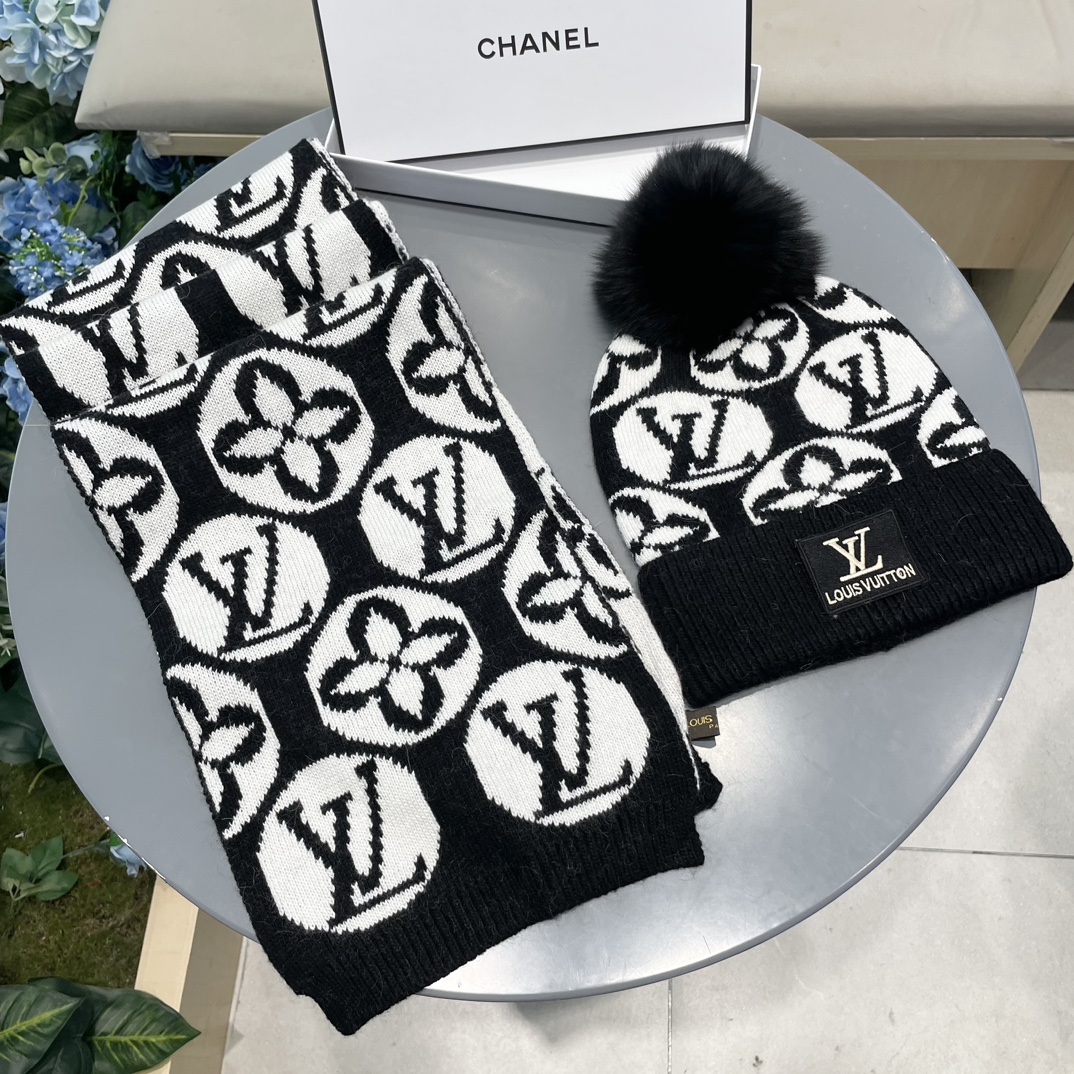 LV三件套🎁【羊毛三件套套装】帽子➕围巾➕手套！经典套装帽子！配12公分狐狸毛球👏暖暖哒超级舒服～冬日小