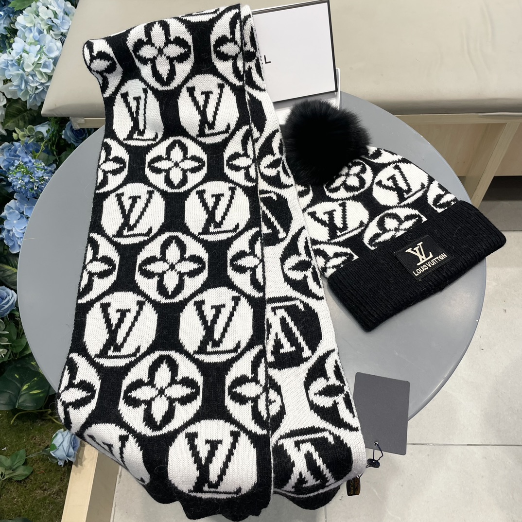 LV三件套🎁【羊毛三件套套装】帽子➕围巾➕手套！经典套装帽子！配12公分狐狸毛球👏暖暖哒超级舒服～冬日小