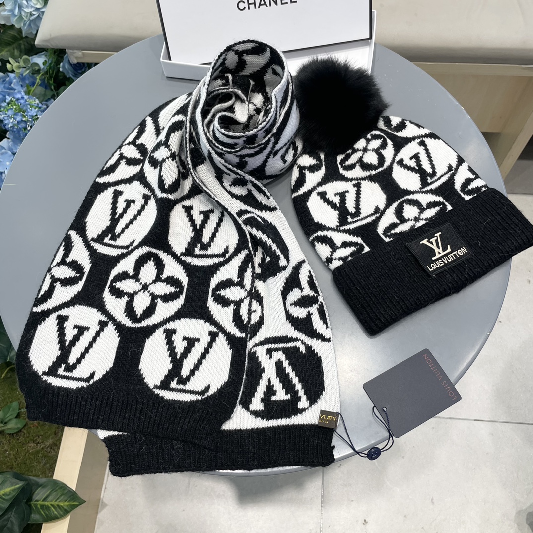 LV三件套🎁【羊毛三件套套装】帽子➕围巾➕手套！经典套装帽子！配12公分狐狸毛球👏暖暖哒超级舒服～冬日小