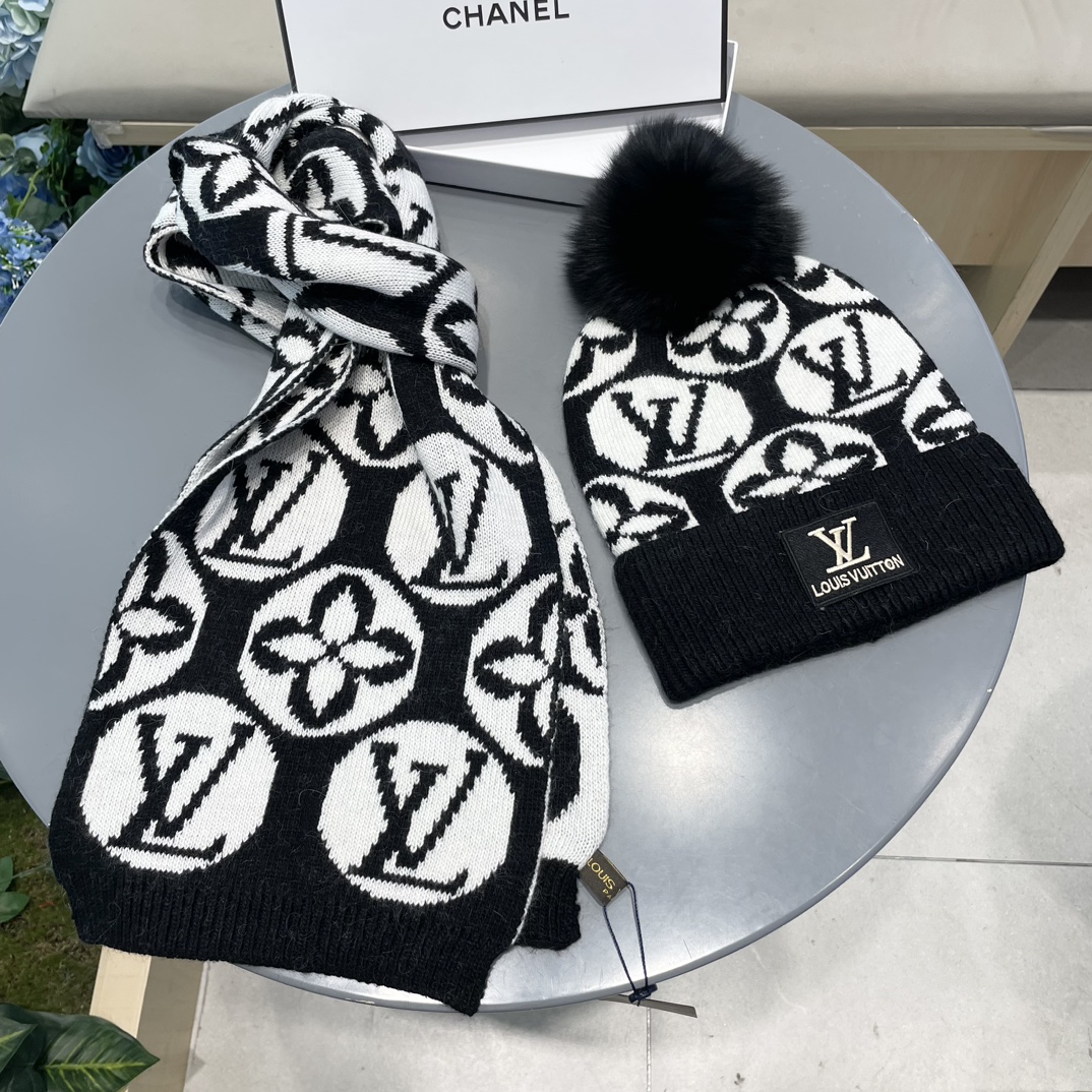 LV三件套🎁【羊毛三件套套装】帽子➕围巾➕手套！经典套装帽子！配12公分狐狸毛球👏暖暖哒超级舒服～冬日小