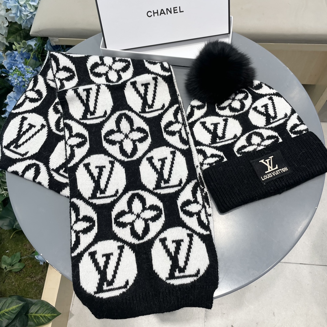 LV三件套🎁【羊毛三件套套装】帽子➕围巾➕手套！经典套装帽子！配12公分狐狸毛球👏暖暖哒超级舒服～冬日小