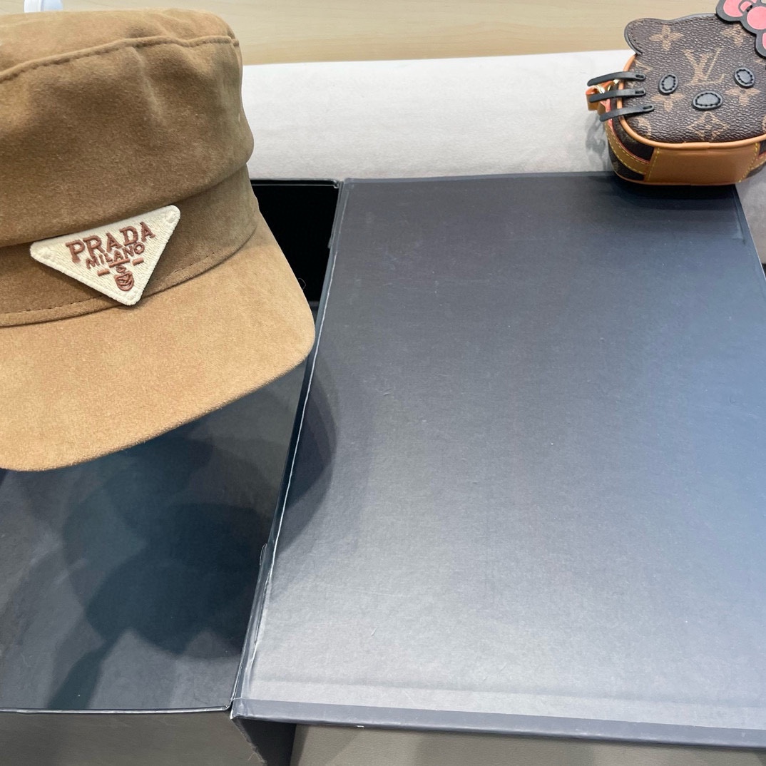 Prada普拉达英伦风复古字母帽子新冬季女式百搭潮流时尚平顶帽减龄搭配纯色