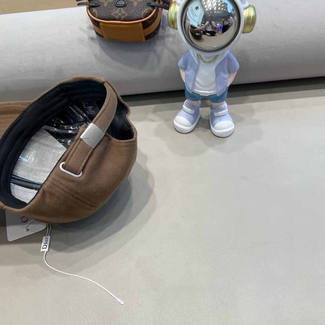 Dior韩版秋冬立体字母毛呢子硬顶保暖棒球帽男女百搭显脸小鸭舌帽