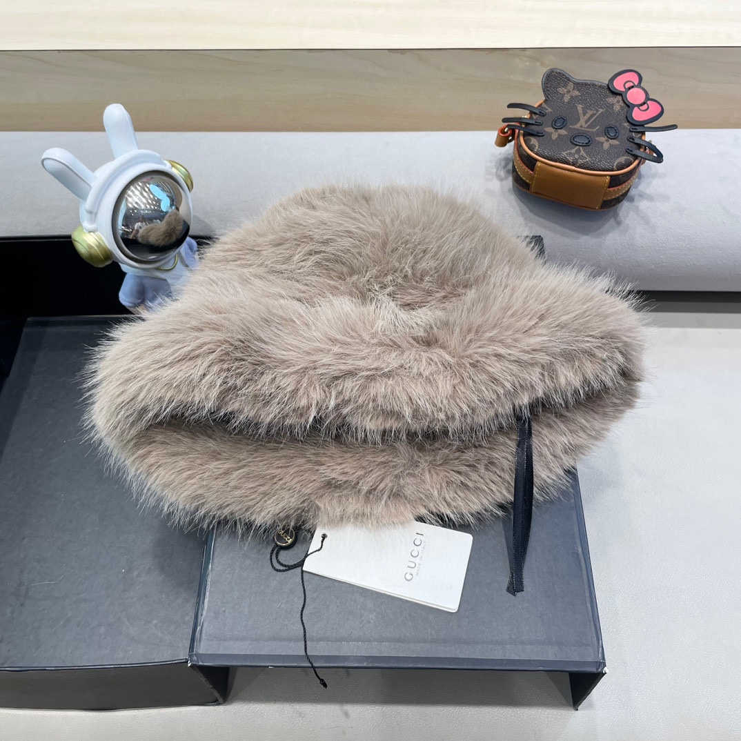 Gucci高级感仿皮草帽子女冬季新款显脸小渔夫帽毛绒防寒护耳保暖盆帽潮