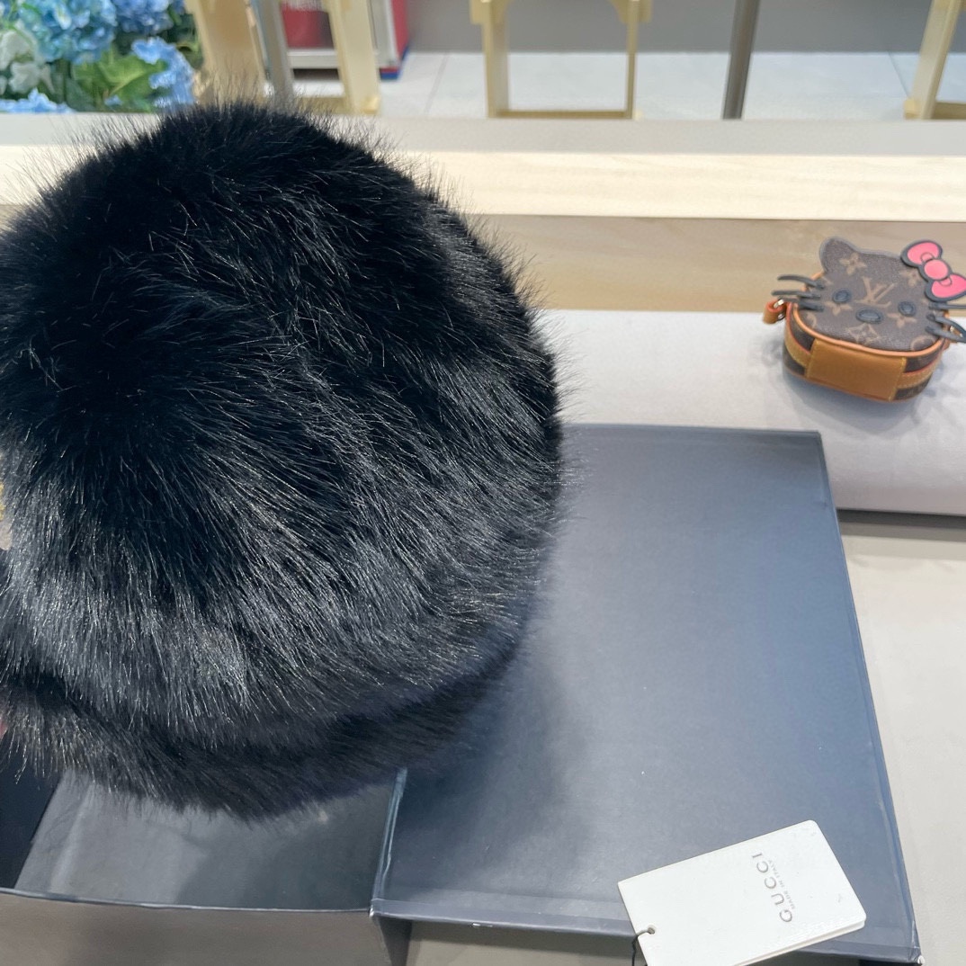 Gucci高级感仿皮草帽子女冬季新款显脸小渔夫帽毛绒防寒护耳保暖盆帽潮