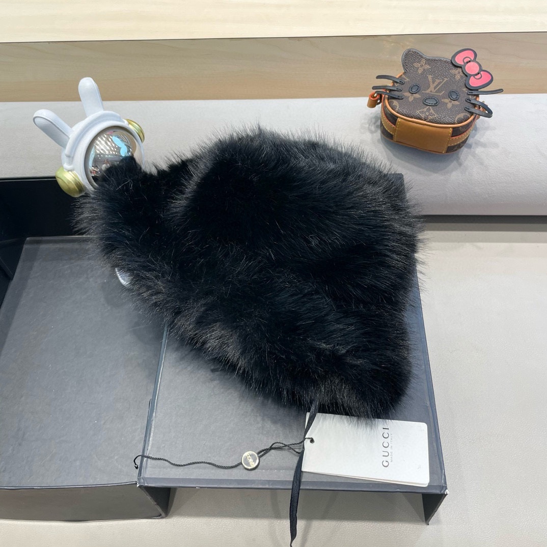 Gucci高级感仿皮草帽子女冬季新款显脸小渔夫帽毛绒防寒护耳保暖盆帽潮