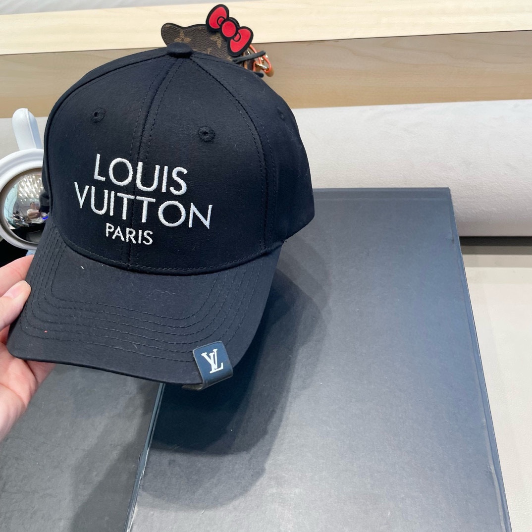  路易威登LouisVuitton新款牛仔棒球帽🧢  
LV棒球帽，简约大气，男女通用