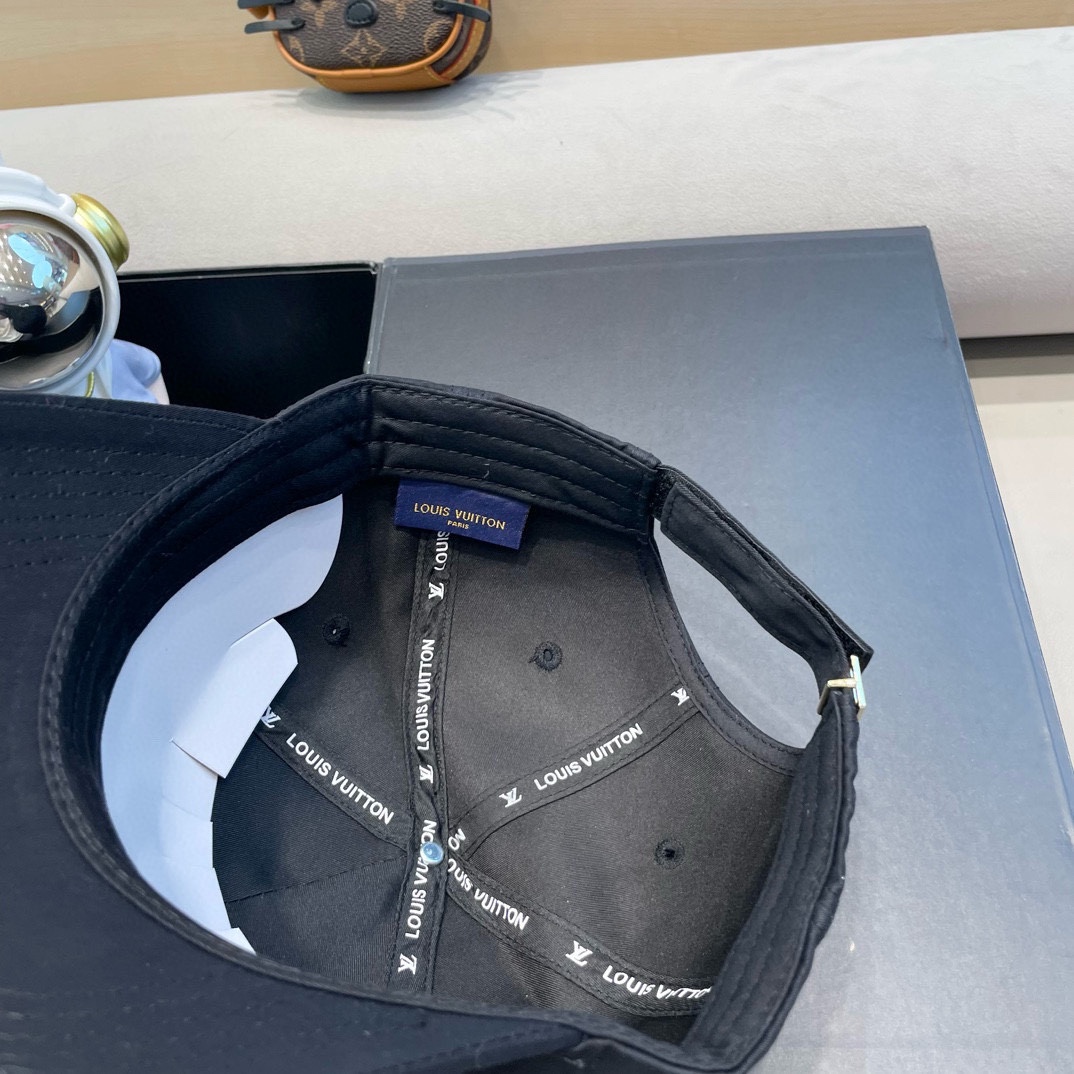  路易威登LouisVuitton新款牛仔棒球帽🧢  
LV棒球帽，简约大气，男女通用