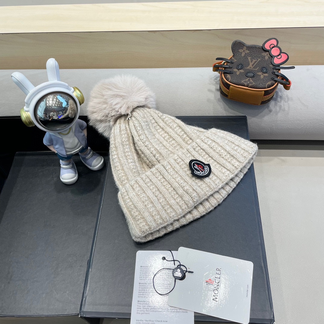Moncler蒙口新款毛线帽毛茸茸的毛球就在头顶，可爱到无法抗拒～保暖又舒适，配大衣还是羽绒服，都是冬日