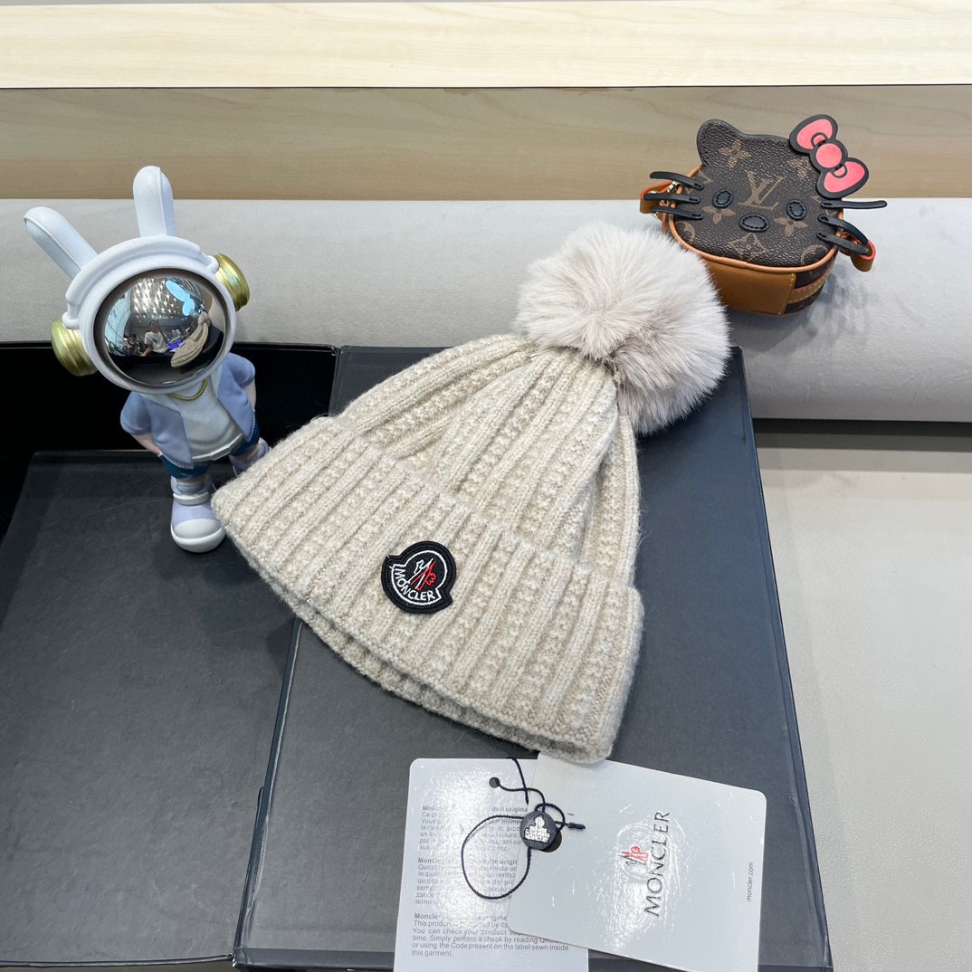 Moncler蒙口新款毛线帽毛茸茸的毛球就在头顶，可爱到无法抗拒～保暖又舒适，配大衣还是羽绒服，都是冬日