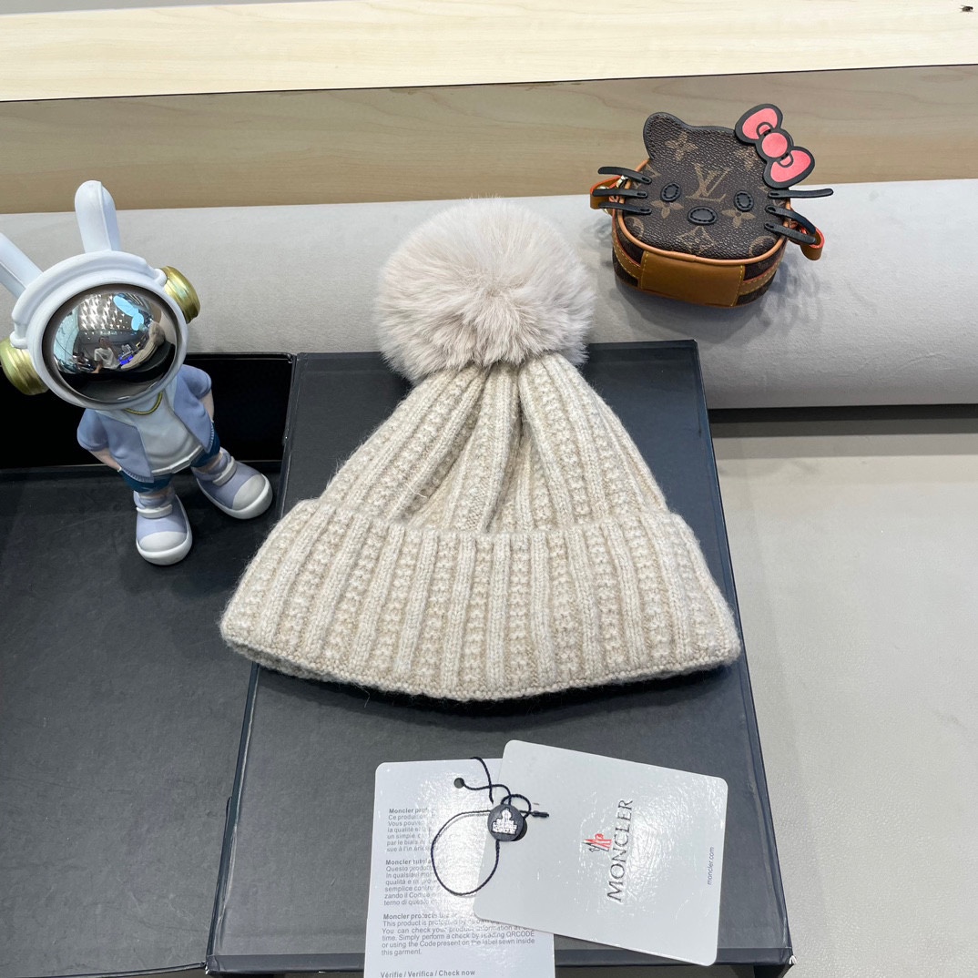 Moncler蒙口新款毛线帽毛茸茸的毛球就在头顶，可爱到无法抗拒～保暖又舒适，配大衣还是羽绒服，都是冬日