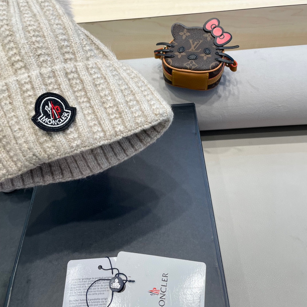 Moncler蒙口新款毛线帽毛茸茸的毛球就在头顶，可爱到无法抗拒～保暖又舒适，配大衣还是羽绒服，都是冬日
