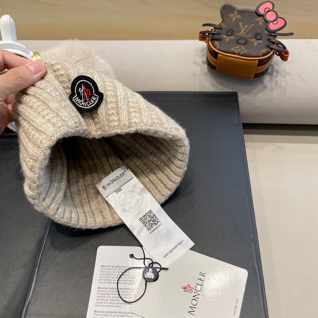 Moncler蒙口新款毛线帽毛茸茸的毛球就在头顶，可爱到无法抗拒～保暖又舒适，配大衣还是羽绒服，都是冬日