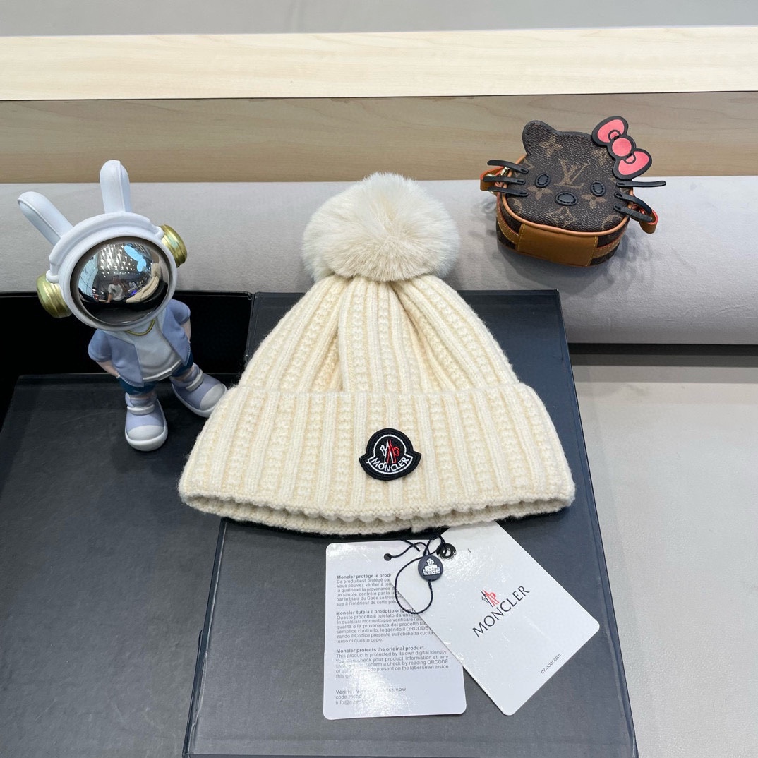 Moncler蒙口新款毛线帽毛茸茸的毛球就在头顶，可爱到无法抗拒～保暖又舒适，配大衣还是羽绒服，都是冬日