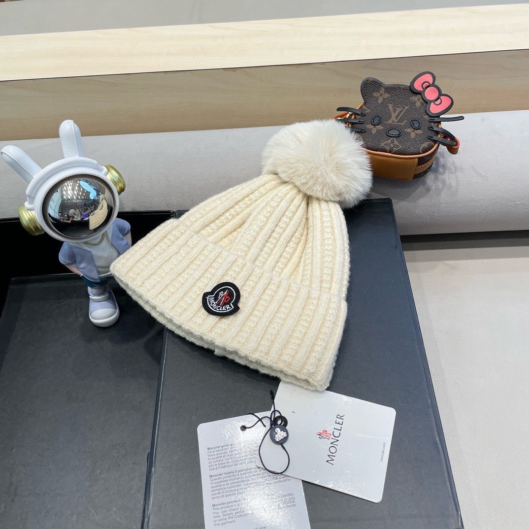 Moncler蒙口新款毛线帽毛茸茸的毛球就在头顶，可爱到无法抗拒～保暖又舒适，配大衣还是羽绒服，都是冬日