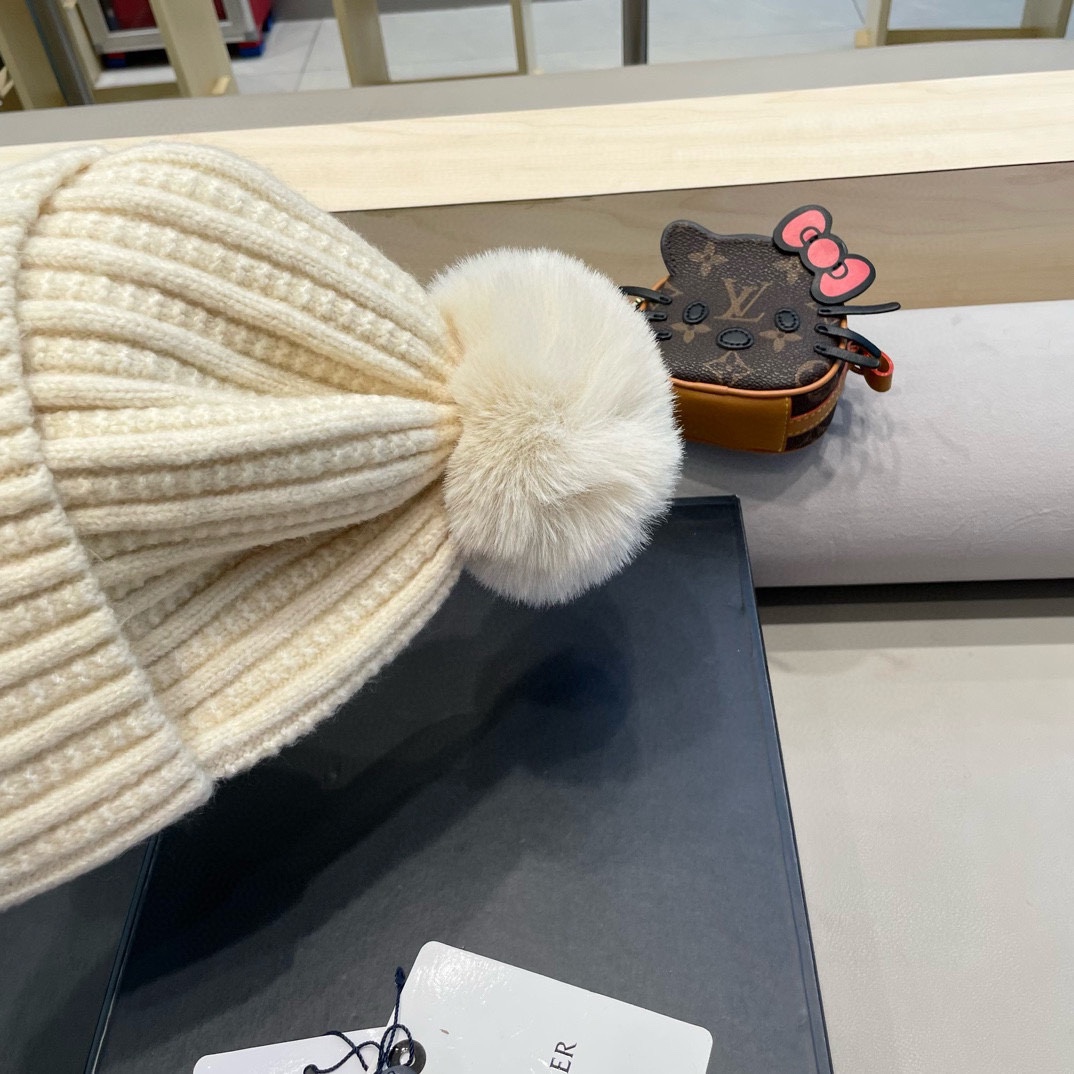 Moncler蒙口新款毛线帽毛茸茸的毛球就在头顶，可爱到无法抗拒～保暖又舒适，配大衣还是羽绒服，都是冬日