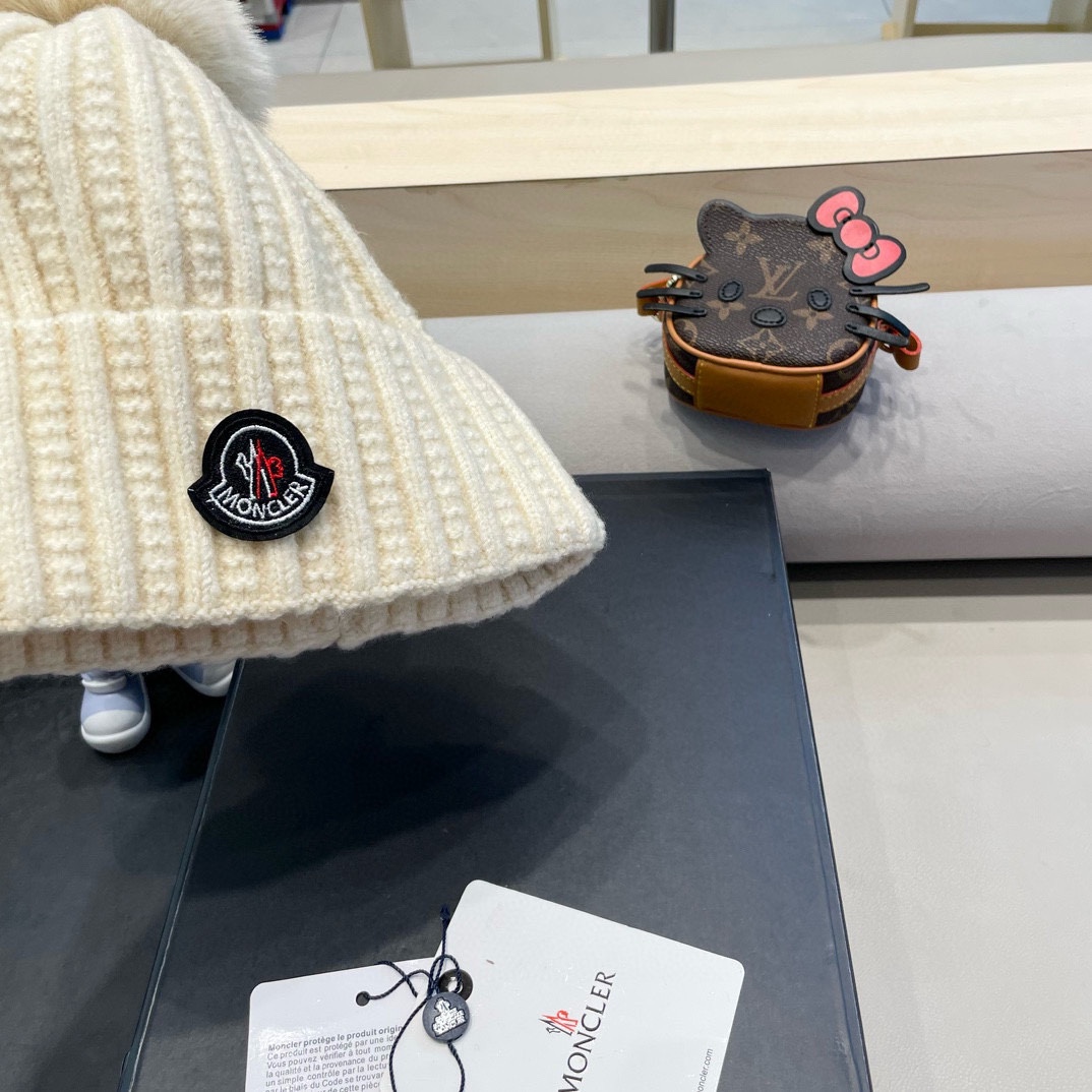 Moncler蒙口新款毛线帽毛茸茸的毛球就在头顶，可爱到无法抗拒～保暖又舒适，配大衣还是羽绒服，都是冬日