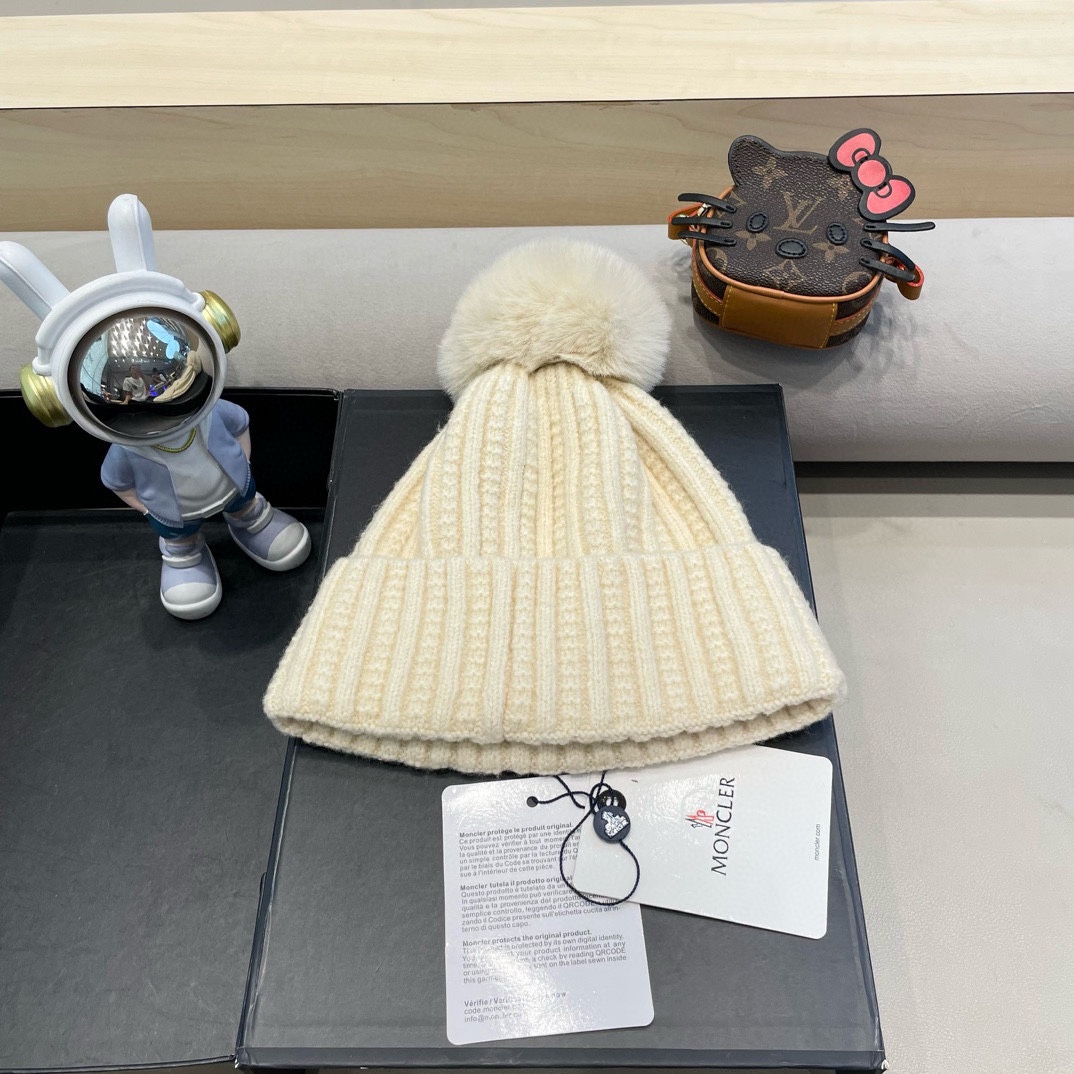 Moncler蒙口新款毛线帽毛茸茸的毛球就在头顶，可爱到无法抗拒～保暖又舒适，配大衣还是羽绒服，都是冬日