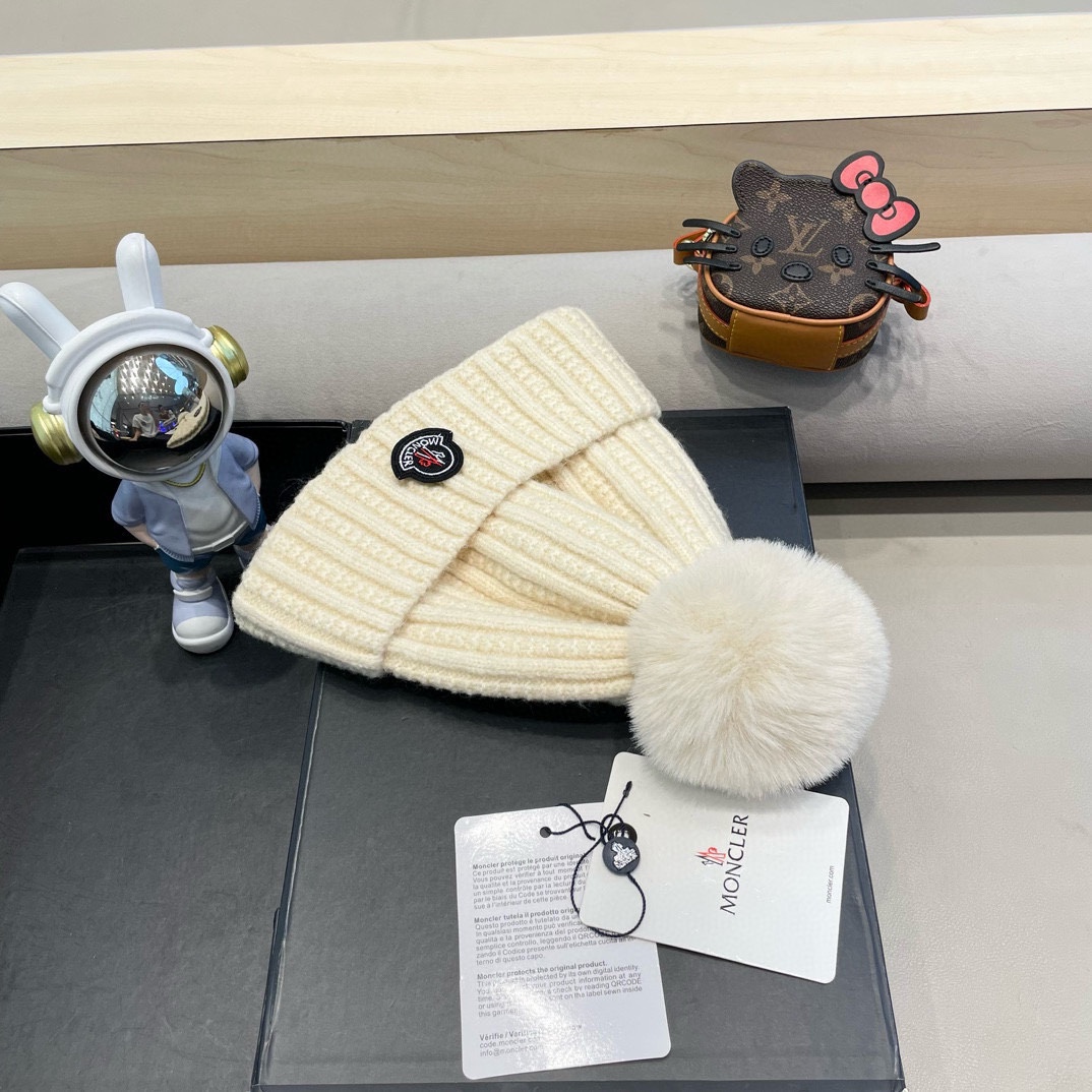 Moncler蒙口新款毛线帽毛茸茸的毛球就在头顶，可爱到无法抗拒～保暖又舒适，配大衣还是羽绒服，都是冬日