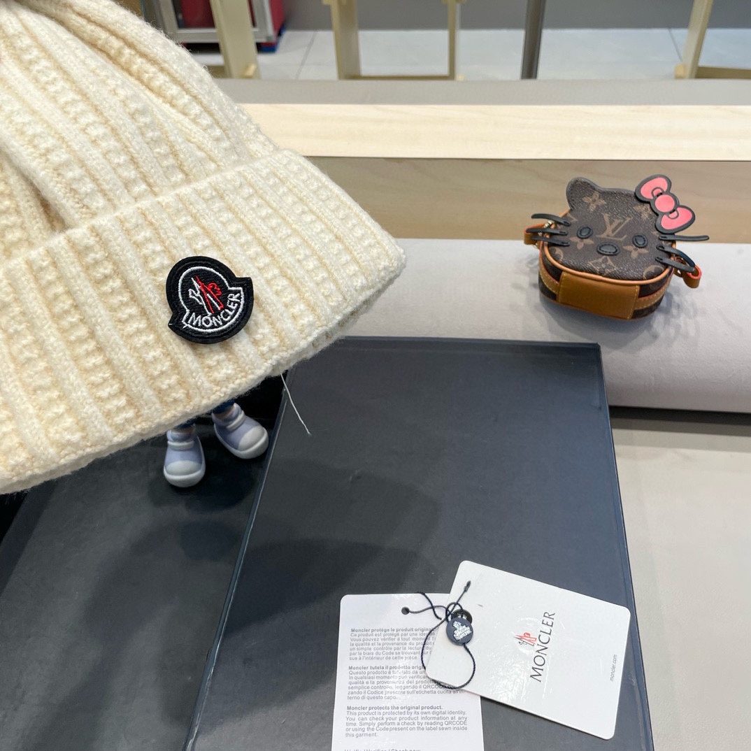 Moncler蒙口新款毛线帽毛茸茸的毛球就在头顶，可爱到无法抗拒～保暖又舒适，配大衣还是羽绒服，都是冬日