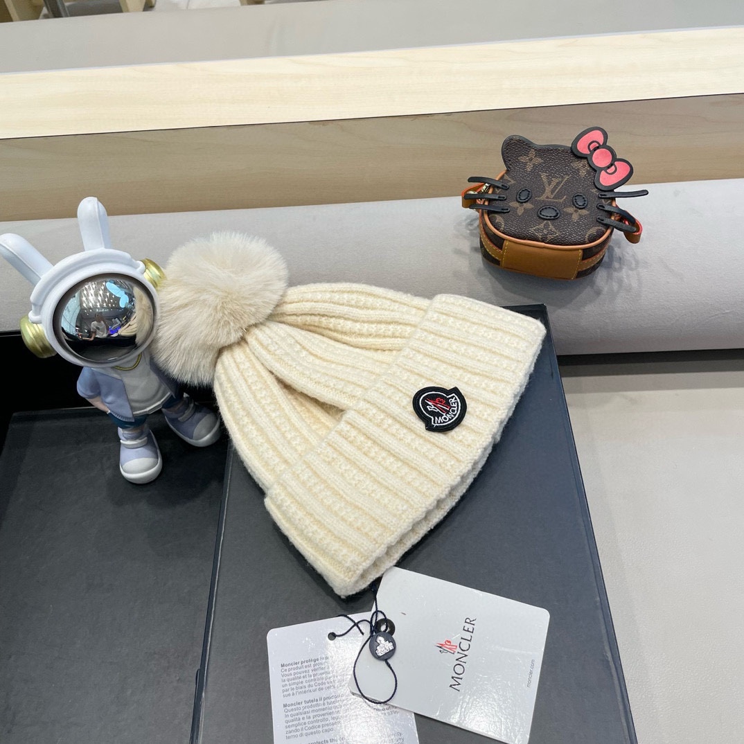 Moncler蒙口新款毛线帽毛茸茸的毛球就在头顶，可爱到无法抗拒～保暖又舒适，配大衣还是羽绒服，都是冬日