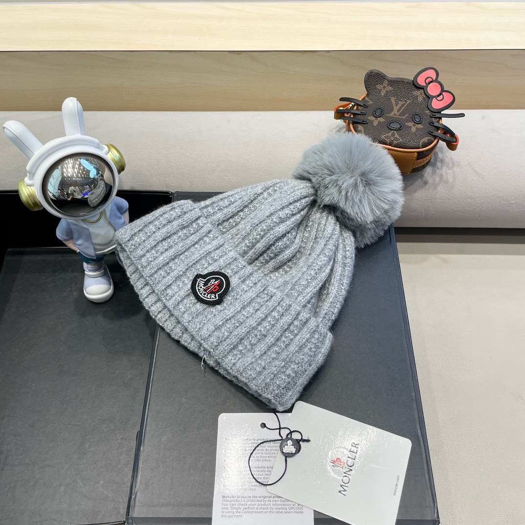 Moncler蒙口新款毛线帽毛茸茸的毛球就在头顶，可爱到无法抗拒～保暖又舒适，配大衣还是羽绒服，都是冬日