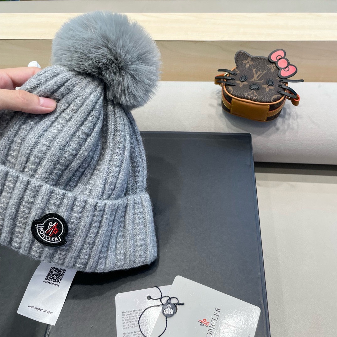 Moncler蒙口新款毛线帽毛茸茸的毛球就在头顶，可爱到无法抗拒～保暖又舒适，配大衣还是羽绒服，都是冬日