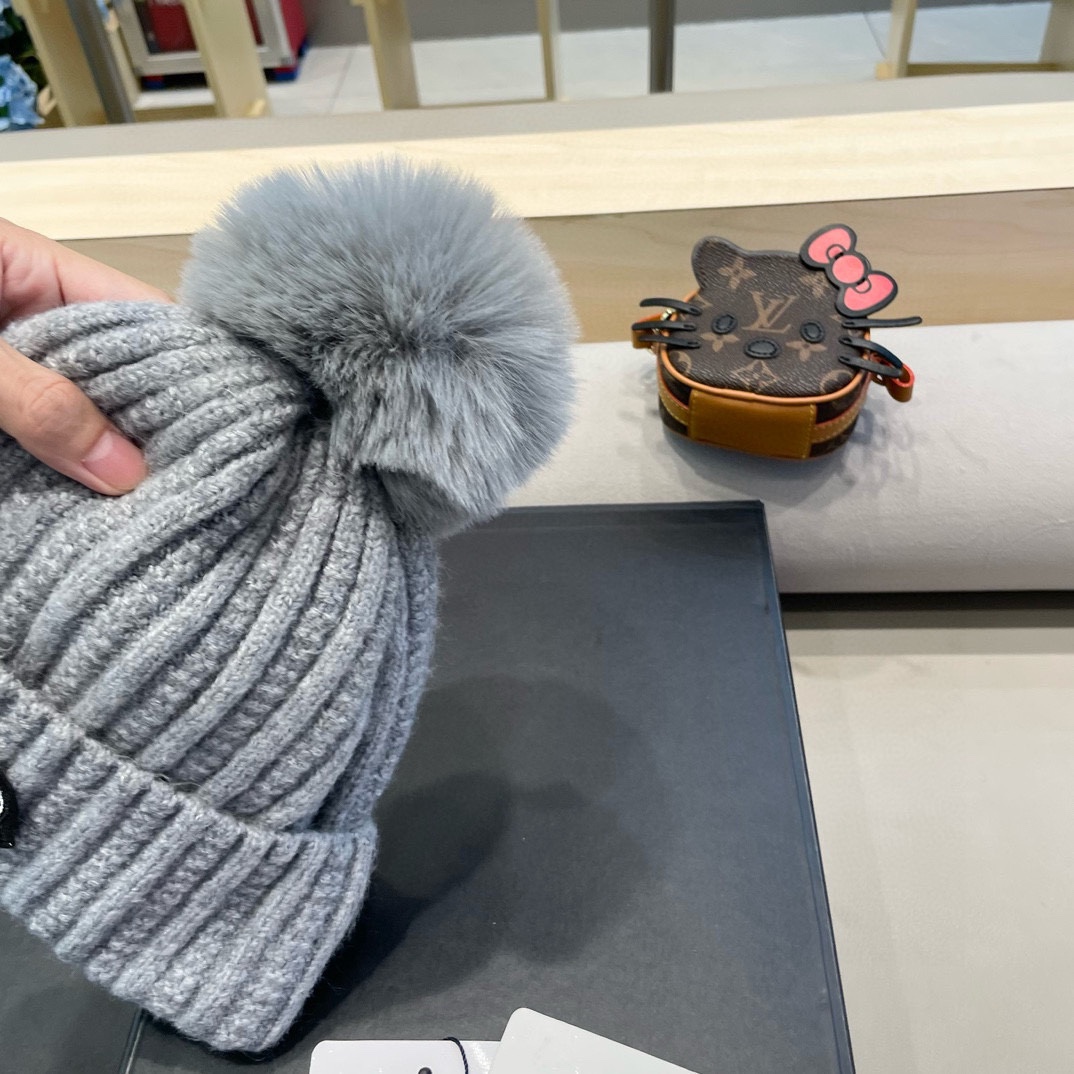 Moncler蒙口新款毛线帽毛茸茸的毛球就在头顶，可爱到无法抗拒～保暖又舒适，配大衣还是羽绒服，都是冬日