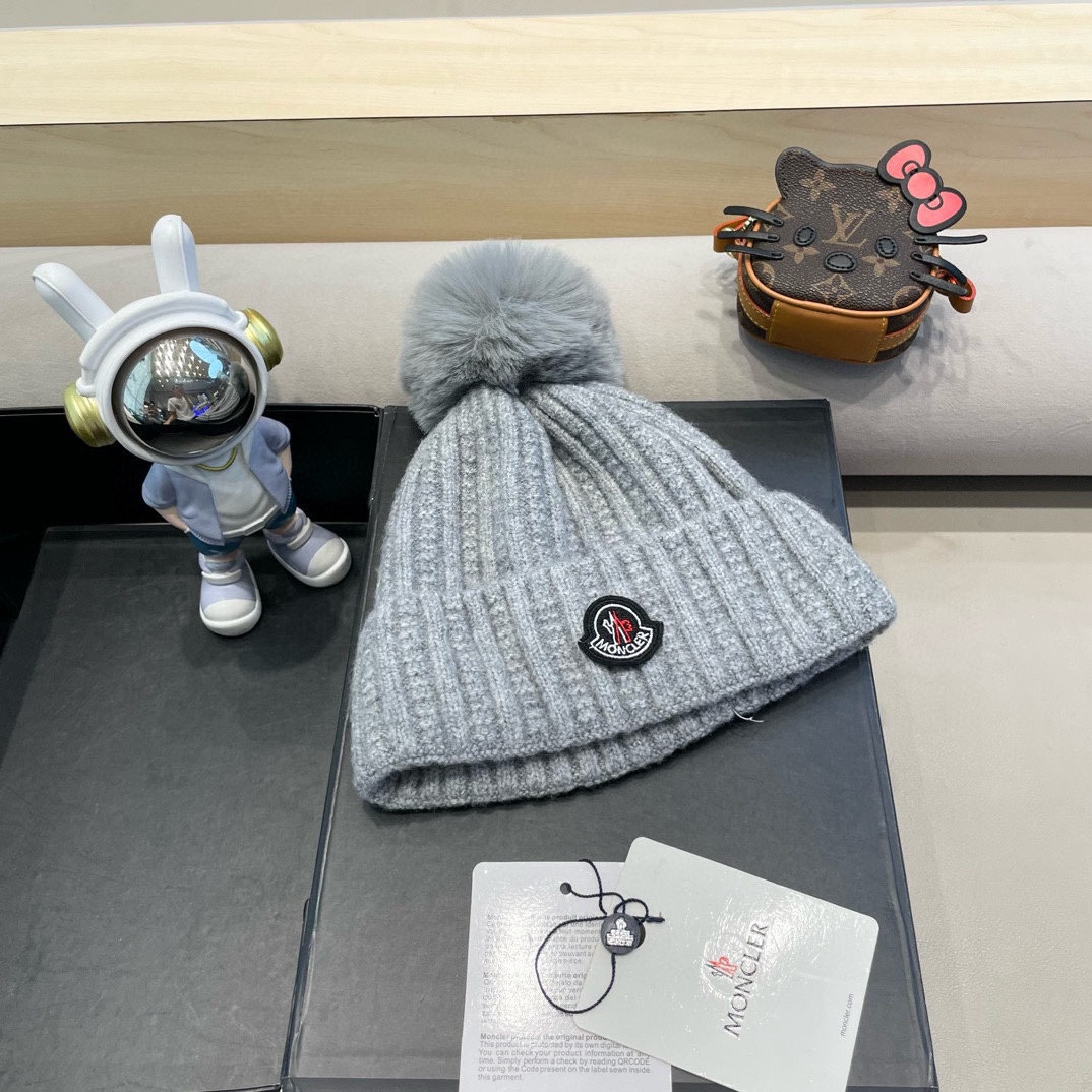 Moncler蒙口新款毛线帽毛茸茸的毛球就在头顶，可爱到无法抗拒～保暖又舒适，配大衣还是羽绒服，都是冬日