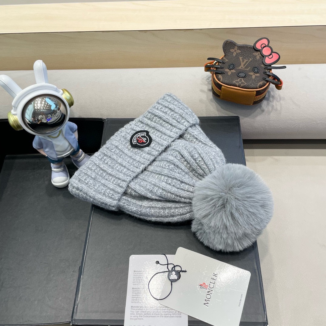 Moncler蒙口新款毛线帽毛茸茸的毛球就在头顶，可爱到无法抗拒～保暖又舒适，配大衣还是羽绒服，都是冬日