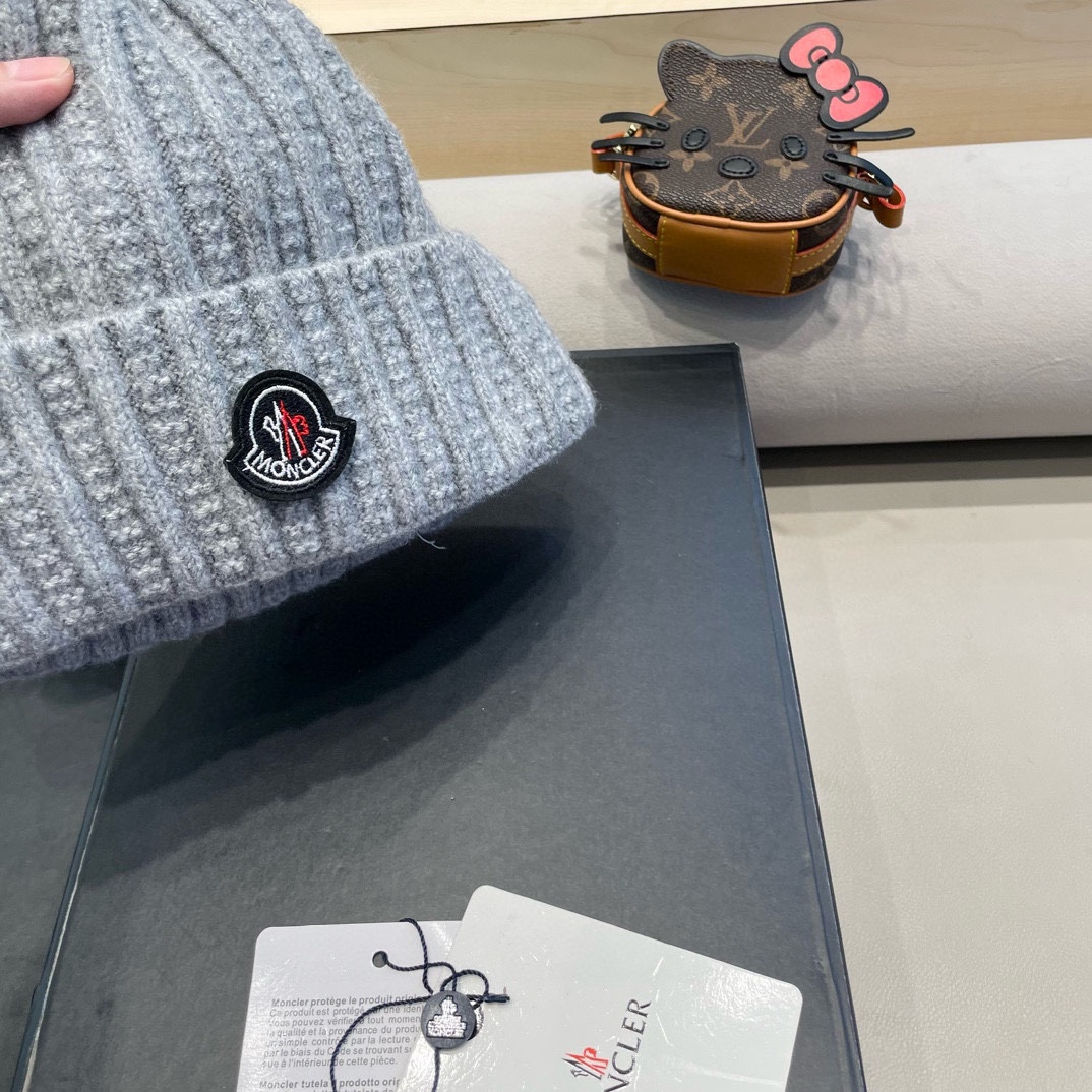 Moncler蒙口新款毛线帽毛茸茸的毛球就在头顶，可爱到无法抗拒～保暖又舒适，配大衣还是羽绒服，都是冬日
