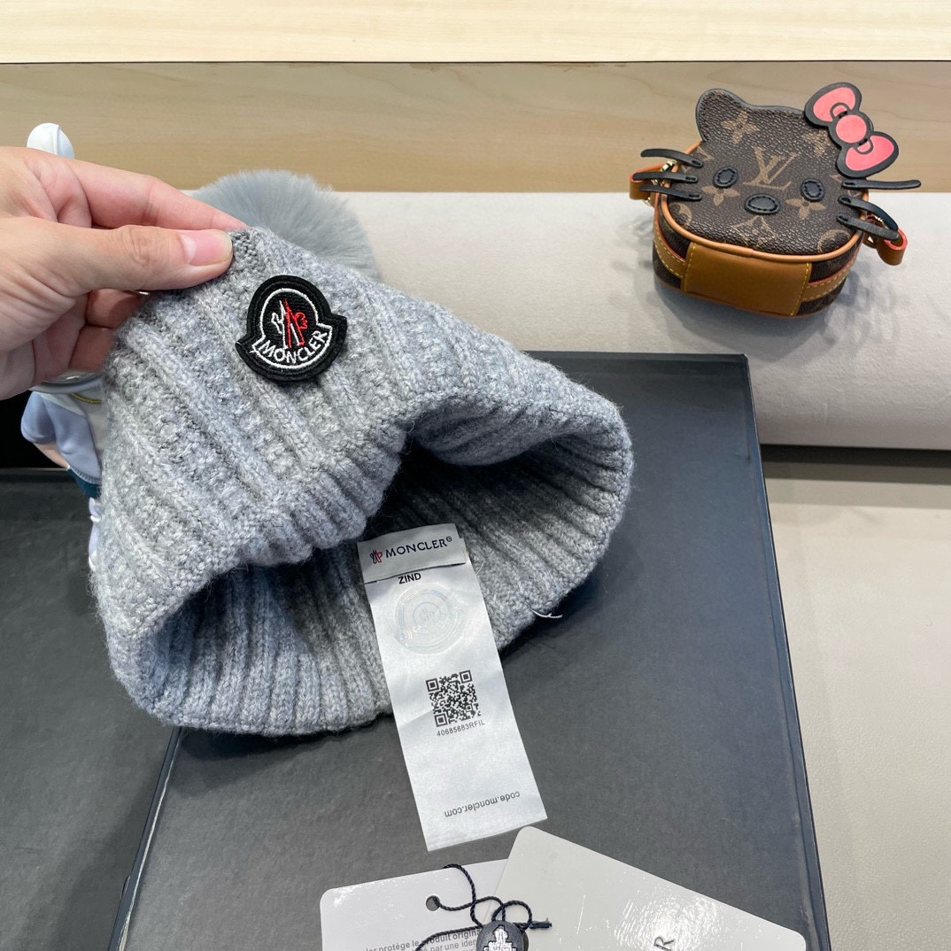 Moncler蒙口新款毛线帽毛茸茸的毛球就在头顶，可爱到无法抗拒～保暖又舒适，配大衣还是羽绒服，都是冬日