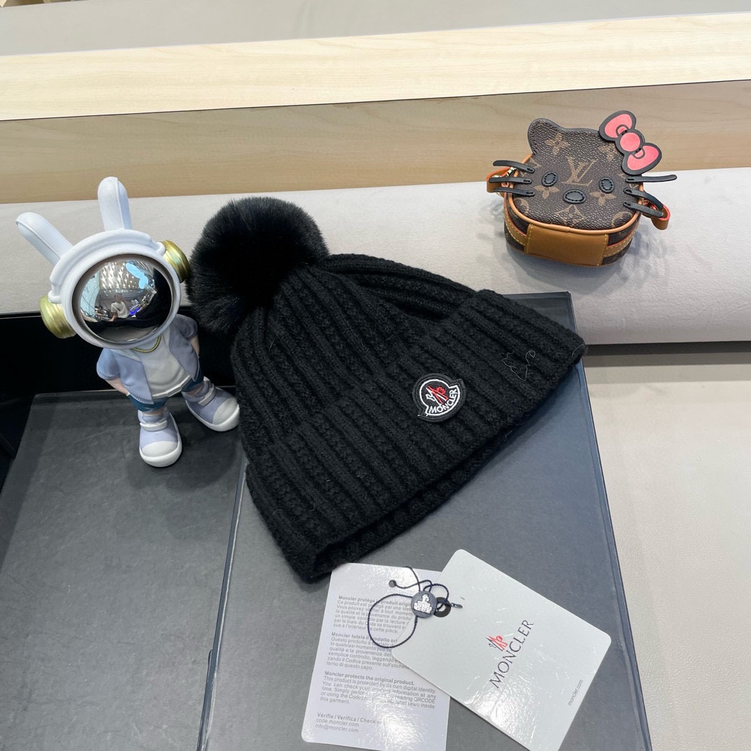 Moncler蒙口新款毛线帽毛茸茸的毛球就在头顶，可爱到无法抗拒～保暖又舒适，配大衣还是羽绒服，都是冬日