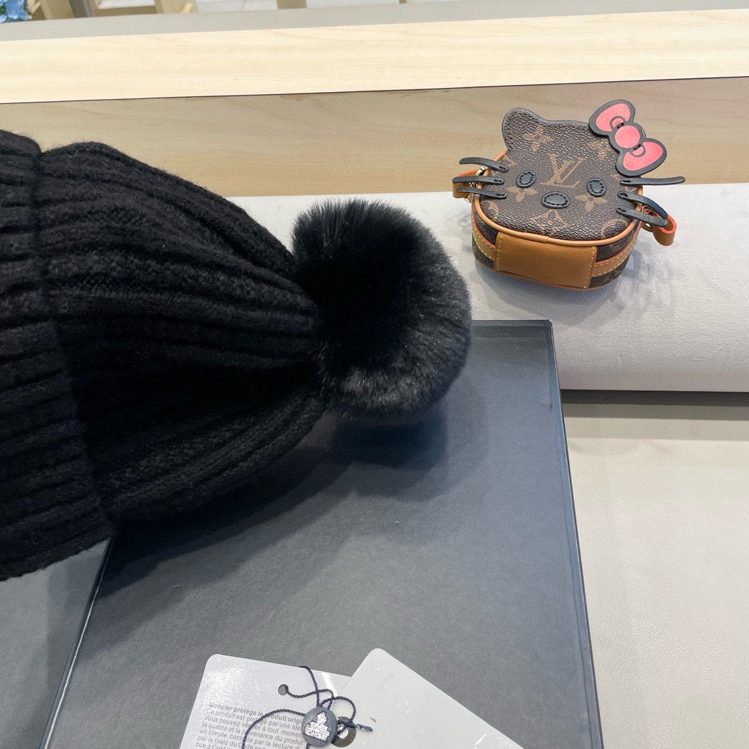 Moncler蒙口新款毛线帽毛茸茸的毛球就在头顶，可爱到无法抗拒～保暖又舒适，配大衣还是羽绒服，都是冬日