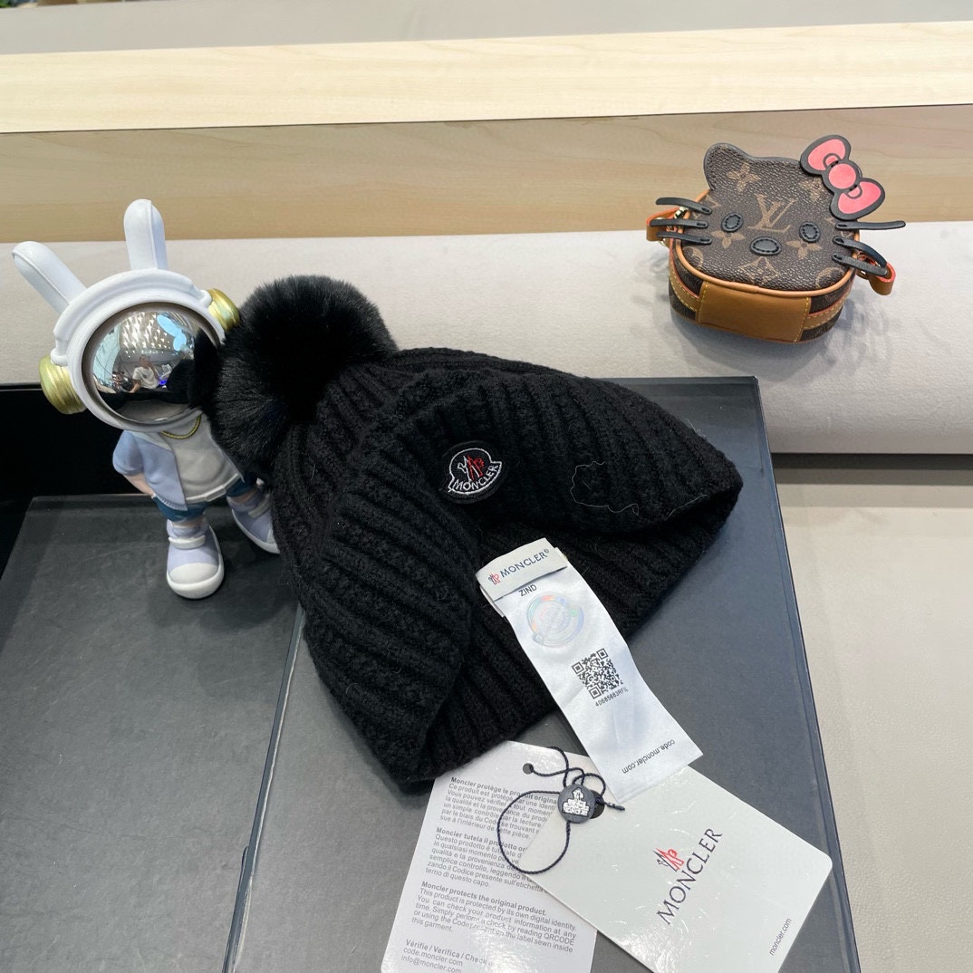 Moncler蒙口新款毛线帽毛茸茸的毛球就在头顶，可爱到无法抗拒～保暖又舒适，配大衣还是羽绒服，都是冬日