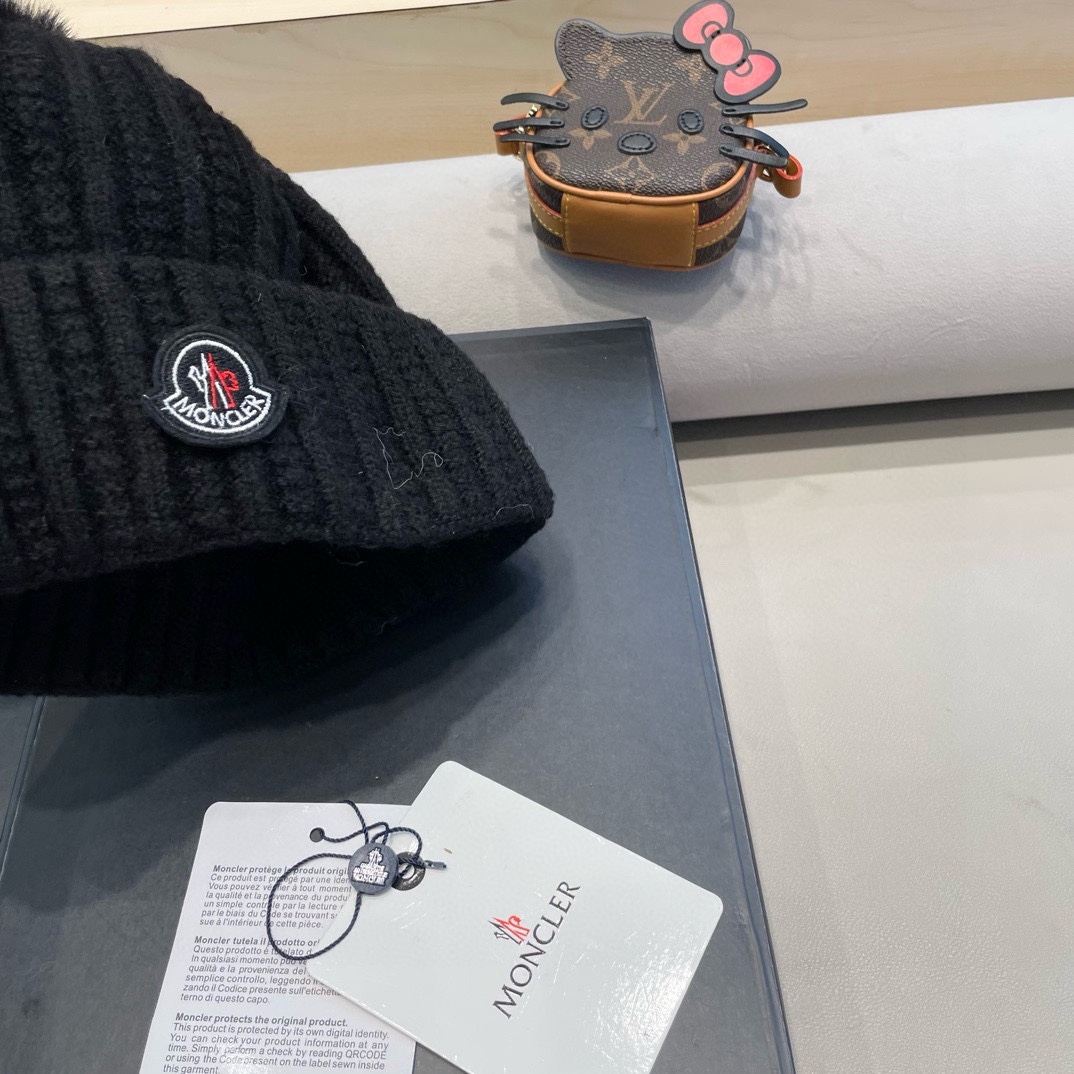 Moncler蒙口新款毛线帽毛茸茸的毛球就在头顶，可爱到无法抗拒～保暖又舒适，配大衣还是羽绒服，都是冬日