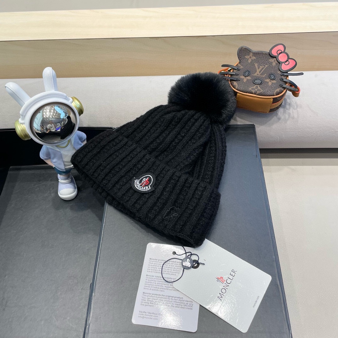 Moncler蒙口新款毛线帽毛茸茸的毛球就在头顶，可爱到无法抗拒～保暖又舒适，配大衣还是羽绒服，都是冬日
