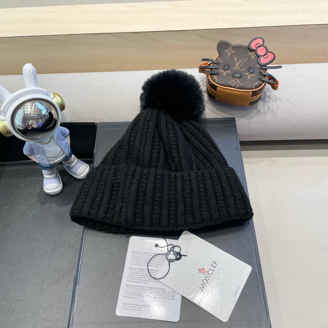 Moncler蒙口新款毛线帽毛茸茸的毛球就在头顶，可爱到无法抗拒～保暖又舒适，配大衣还是羽绒服，都是冬日
