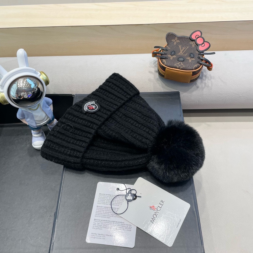 Moncler蒙口新款毛线帽毛茸茸的毛球就在头顶，可爱到无法抗拒～保暖又舒适，配大衣还是羽绒服，都是冬日