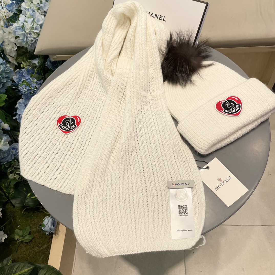 Moncler 蒙口套装秋冬款翻边羊毛针织毛线帽高品质定制！这款必定是极简主义的最爱干净，利索，时尚百搭