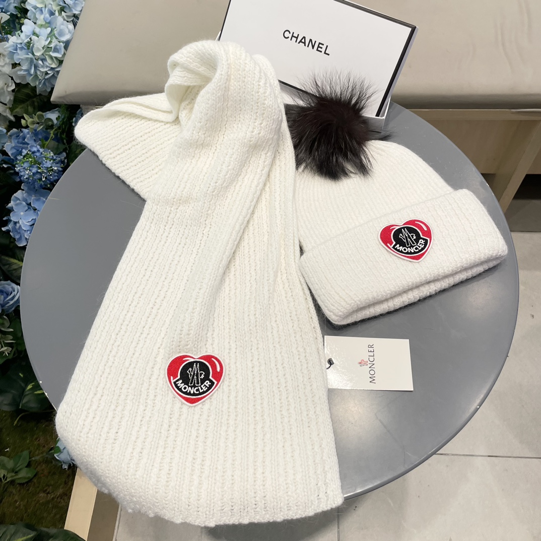 Moncler 蒙口套装秋冬款翻边羊毛针织毛线帽高品质定制！这款必定是极简主义的最爱干净，利索，时尚百搭