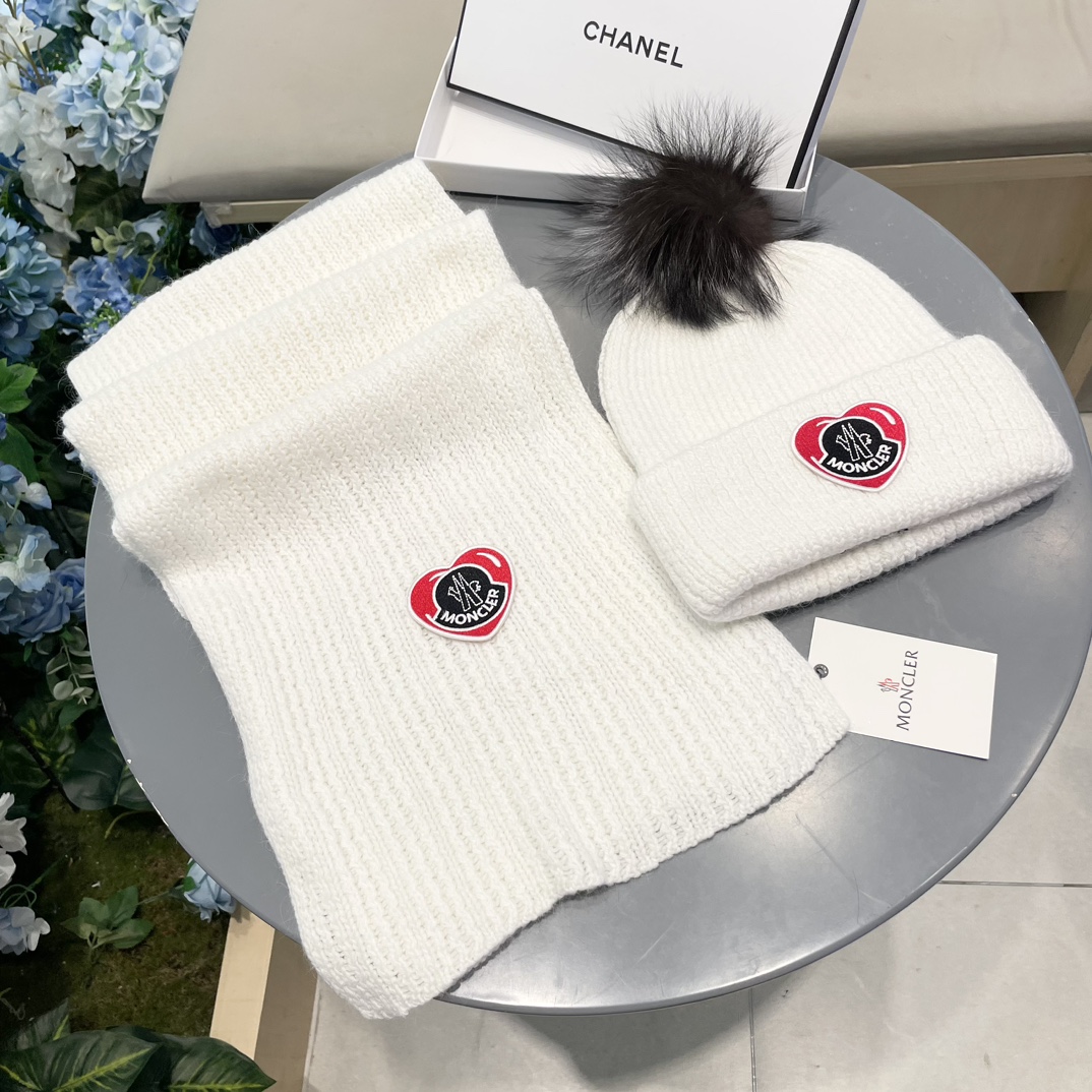 Moncler 蒙口套装秋冬款翻边羊毛针织毛线帽高品质定制！这款必定是极简主义的最爱干净，利索，时尚百搭