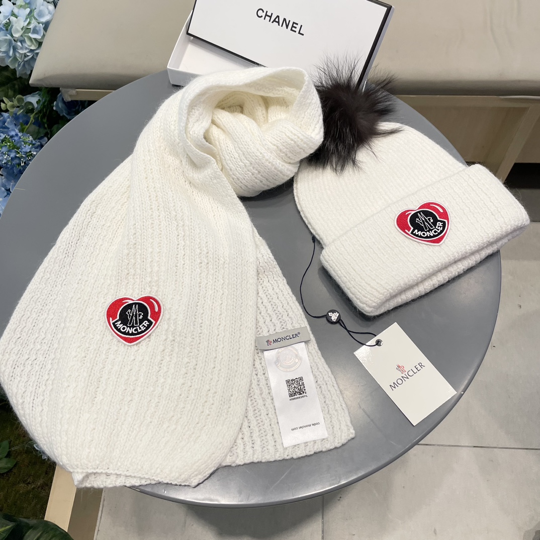 Moncler 蒙口套装秋冬款翻边羊毛针织毛线帽高品质定制！这款必定是极简主义的最爱干净，利索，时尚百搭
