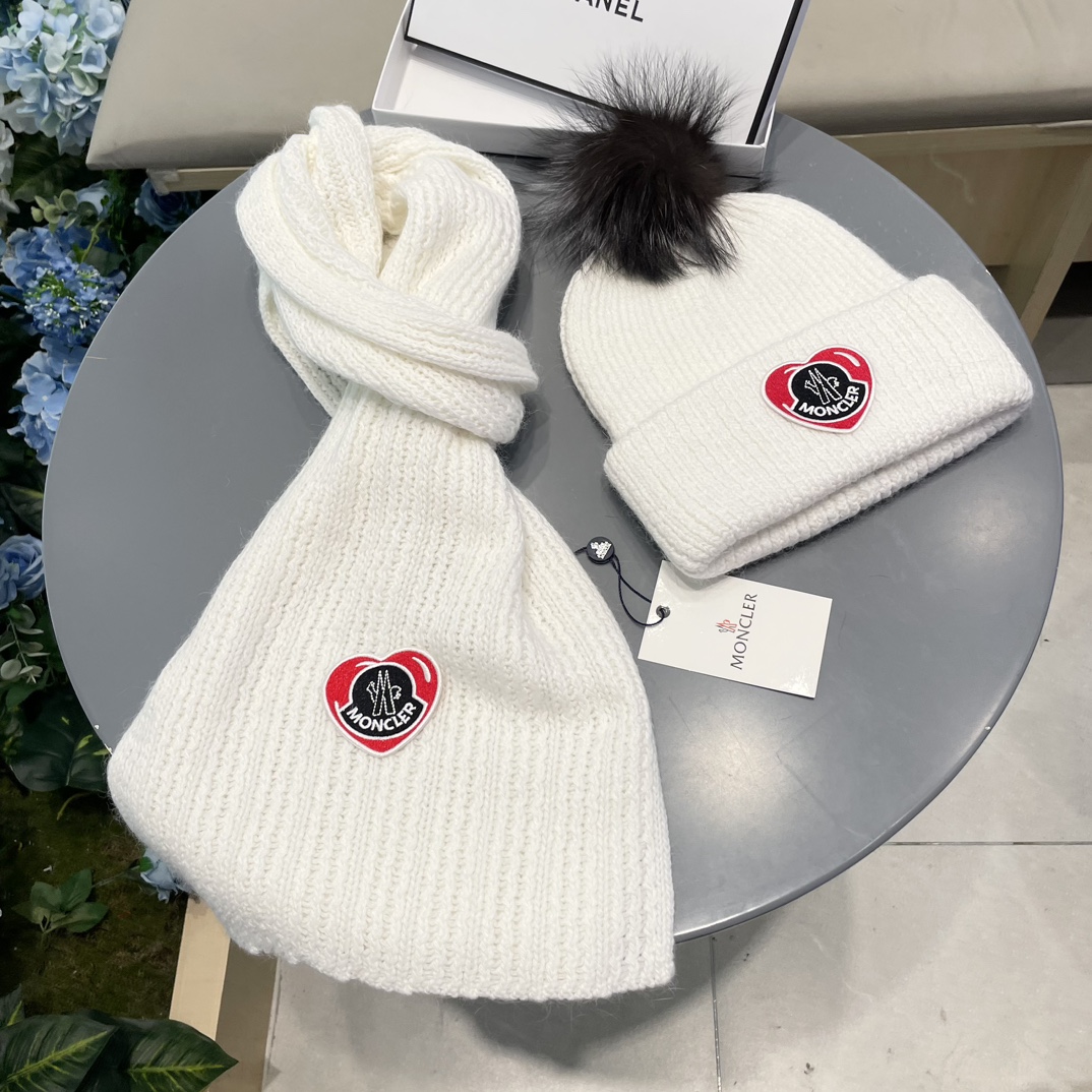 Moncler 蒙口套装秋冬款翻边羊毛针织毛线帽高品质定制！这款必定是极简主义的最爱干净，利索，时尚百搭