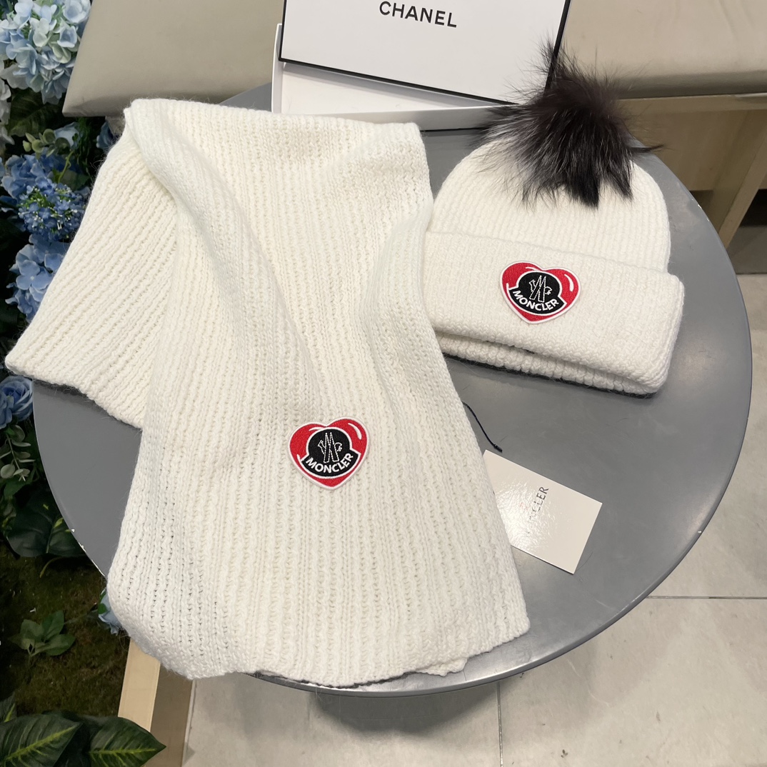 Moncler 蒙口套装秋冬款翻边羊毛针织毛线帽高品质定制！这款必定是极简主义的最爱干净，利索，时尚百搭