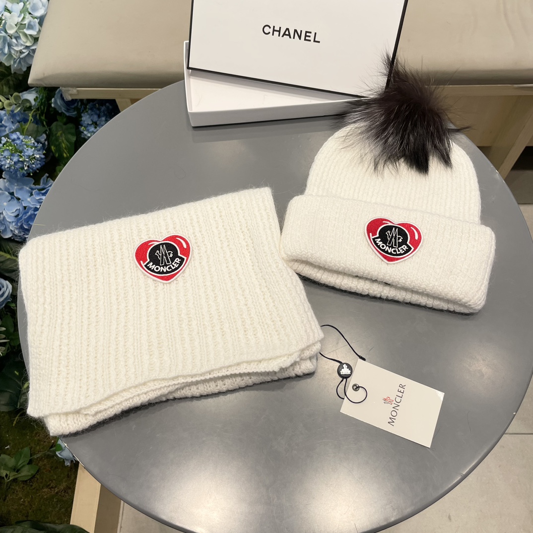 Moncler 蒙口套装秋冬款翻边羊毛针织毛线帽高品质定制！这款必定是极简主义的最爱干净，利索，时尚百搭