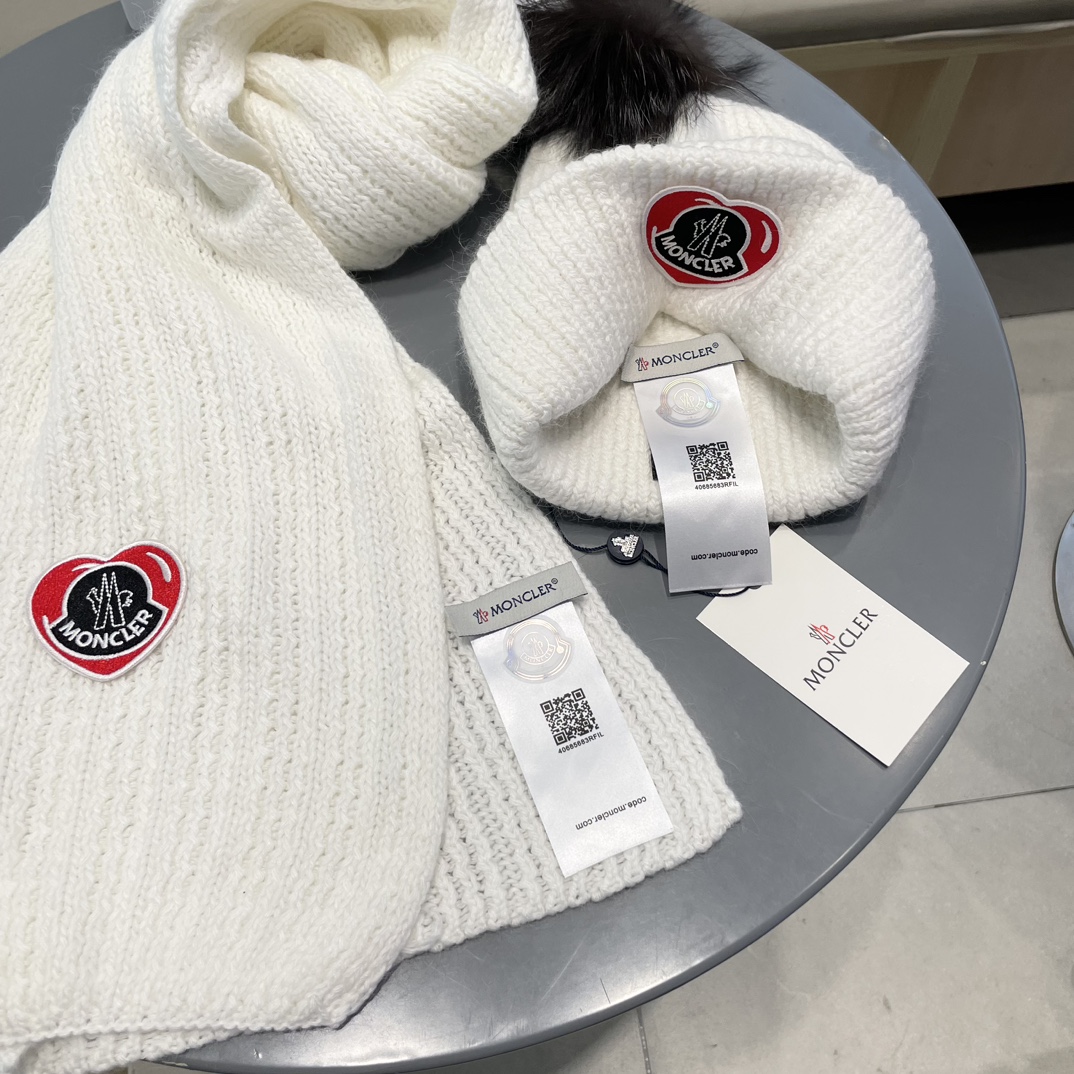 Moncler 蒙口套装秋冬款翻边羊毛针织毛线帽高品质定制！这款必定是极简主义的最爱干净，利索，时尚百搭